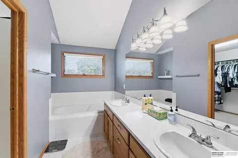 Bath - 17316 Sharp St, Omaha, NE 68135 photo 3 of 6