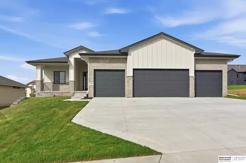 11002 S 101st St, Papillion, NE 68046