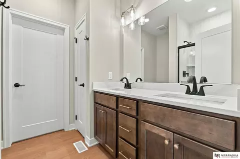 Bath - 16013 Isabella St, Bennington, NE 68007 photo 1 of 4