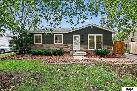 8804 Westridge Dr, Omaha, NE 68124
