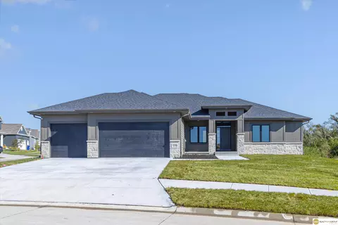 21201 Boyd St, Elkhorn, NE 68116