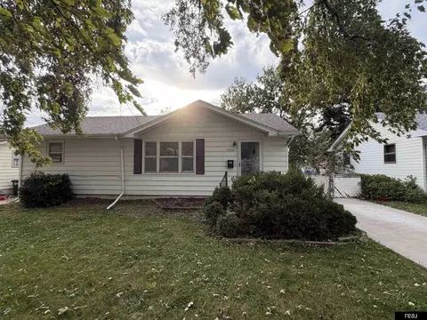 1520 N 84 St, Omaha, NE 68114