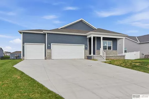 6228 Clear Creek St, Papillion, NE 68157