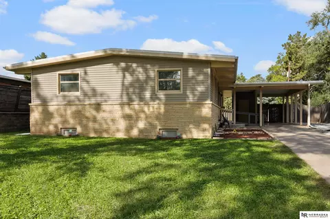 6010 Sunrise Rd, Lincoln, NE 68510