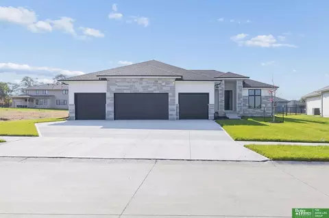 9815 Cumberland Dr, Papillion, NE 68046