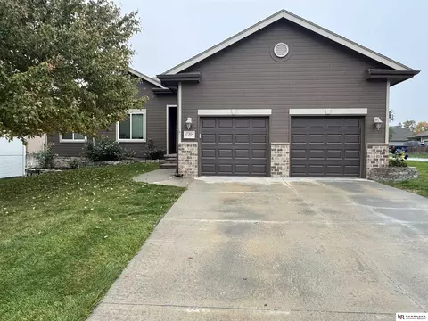 17204 Palisades Dr, Omaha, NE 68136