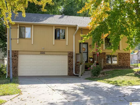15941 Marinda Cir, Omaha, NE 68130