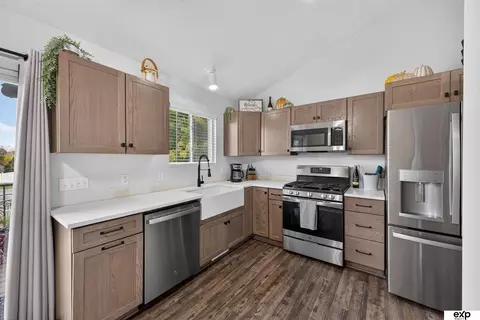 17622 Emiline St, Omaha, NE 68136