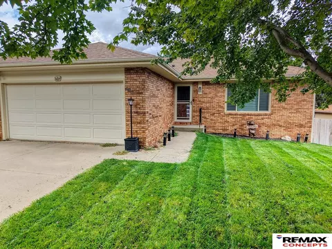 5214 English Dr, Lincoln, NE 68516