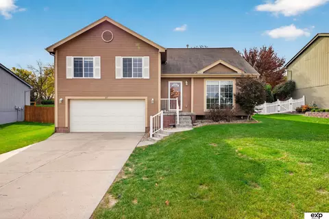 815 Edgewater Dr, Papillion, NE 68046