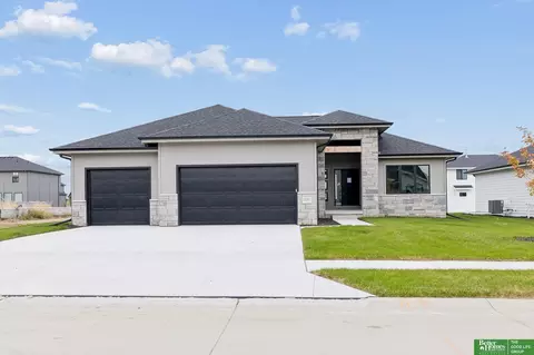 12362 Lake Vista Dr, Papillion, NE 68046
