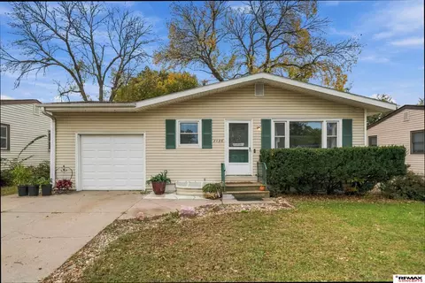 7135 Holdrege St, Lincoln, NE 68516