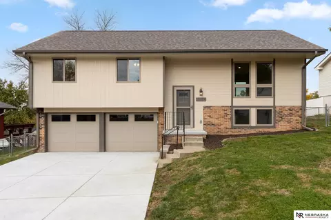 7118 S 49th St, Omaha, NE 68157
