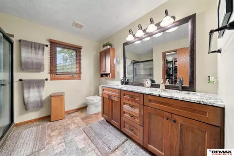 Bath - 20495 Ash Dr, Eagle, NE 68347 photo 1 of 3