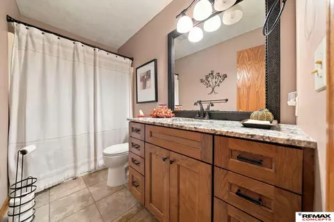 Bath - 20495 Ash Dr, Eagle, NE 68347 photo 2 of 3
