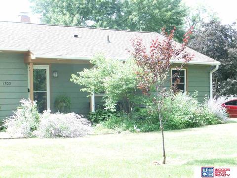 1703 Elk St, Beatrice, NE 68310 photo 2