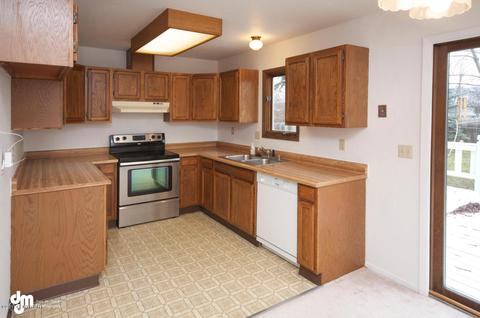 7113 E Henderson Loop, Anchorage, AK 99507 photo 4