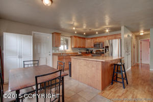 320 Thomas Cir, Anchorage, AK 99508 photo 3