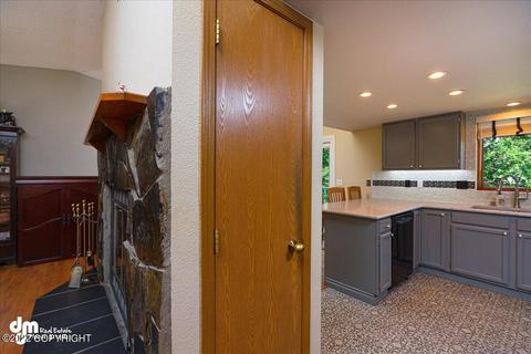 841 Jay Cir, Anchorage, AK 99504 photo 5