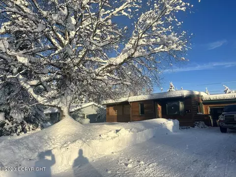 1511 Ermine St, Anchorage, AK 99504