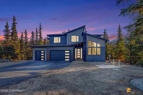 19055 Potter Highlands Dr, Anchorage, AK 99516