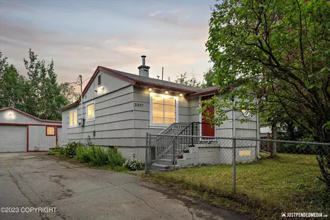 2307 Roosevelt Dr, Anchorage, AK 99517