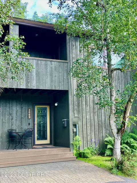 2069 Eastridge Dr, Anchorage, AK 99501
