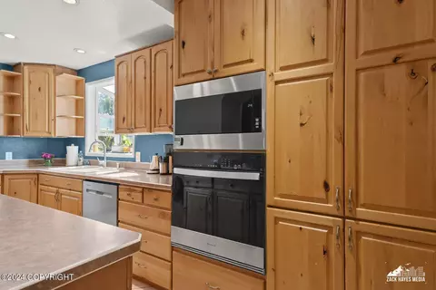 Kitchen - 4401 Edinburgh Dr, Anchorage, AK 99502 photo 8 of 9