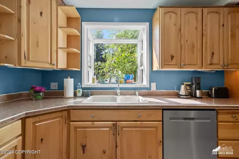 Kitchen - 4401 Edinburgh Dr, Anchorage, AK 99502 photo 6 of 9