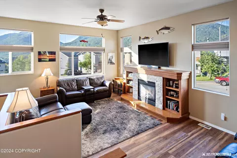 Living - 20501 Pine Crest Ln, Eagle River, AK 99577 photo 2 of 6