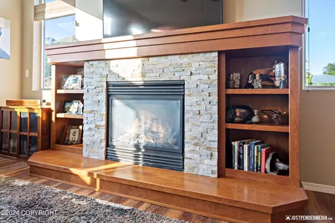 Living - 20501 Pine Crest Ln, Eagle River, AK 99577 photo 3 of 6
