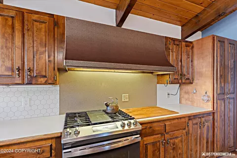 Kitchen - 1310 E St, Anchorage, AK 99501 photo 4 of 8