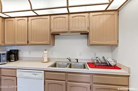 Kitchen - 1310 E St, Anchorage, AK 99501 photo 7 of 8