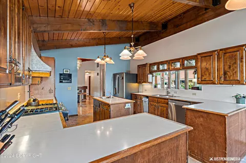 Kitchen - 1310 E St, Anchorage, AK 99501 photo 3 of 8