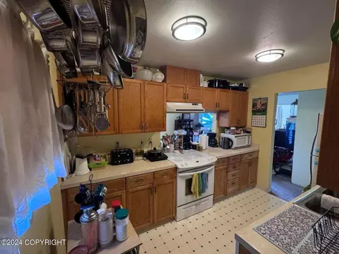 Kitchen - 4630 E 9th Ave, Anchorage, AK 99508 photo 4 of 4