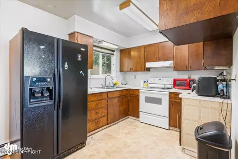 Kitchen - 8108 Stewart Mountain Dr, Eagle River, AK 99577 photo 2 of 3