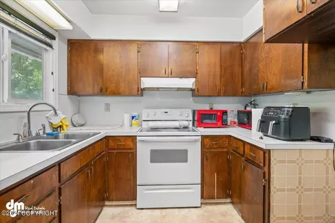 Kitchen - 8108 Stewart Mountain Dr, Eagle River, AK 99577 photo 3 of 3
