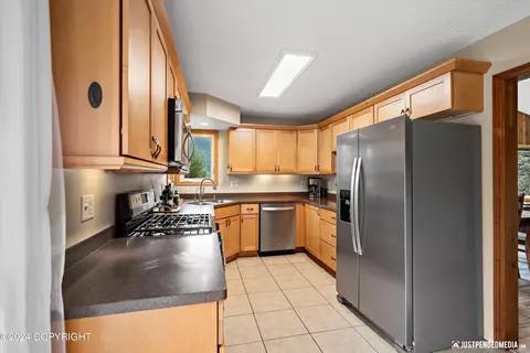 Kitchen - 25642 Berryhill Rd, Eagle River, AK 99577 photo 2 of 4