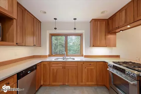 Kitchen - 18843 Mountain Rd, Chugiak, AK 99567 photo 5 of 8