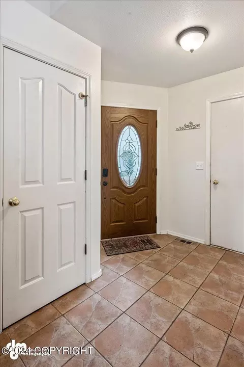 4841 Leah Ct, Anchorage, AK 99508 photo 4