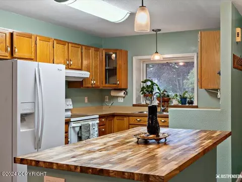 Kitchen - 18315 Gavin Cir, Eagle River, AK 99577 photo 1 of 2