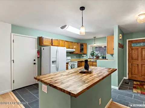 Entry Way - 18315 Gavin Cir, Eagle River, AK 99577 photo 3 of 4