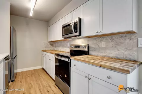 Kitchen - 6400 E 14th Ct, Anchorage, AK 99504 photo 7 of 10