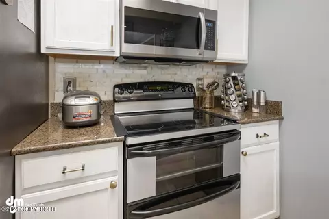 Kitchen - 9775 Newhaven Loop, Anchorage, AK 99507 photo 4 of 4