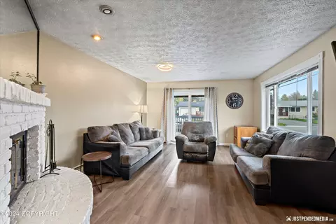Living - 4324 E 6th Ave, Anchorage, AK 99508 photo 2 of 3