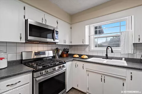 Kitchen - 4324 E 6th Ave, Anchorage, AK 99508 photo 2 of 4