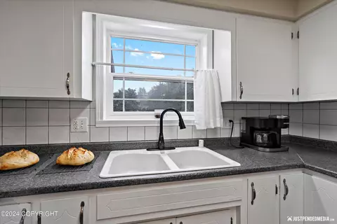 Kitchen - 4324 E 6th Ave, Anchorage, AK 99508 photo 3 of 4