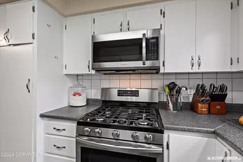 Kitchen - 4324 E 6th Ave, Anchorage, AK 99508 photo 4 of 4