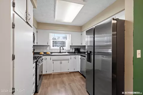 Kitchen - 4324 E 6th Ave, Anchorage, AK 99508 photo 1 of 4