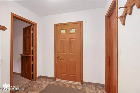 Entry Way - 17719 Blue Spruce Ln, Eagle River, AK 99577 photo 4 of 5
